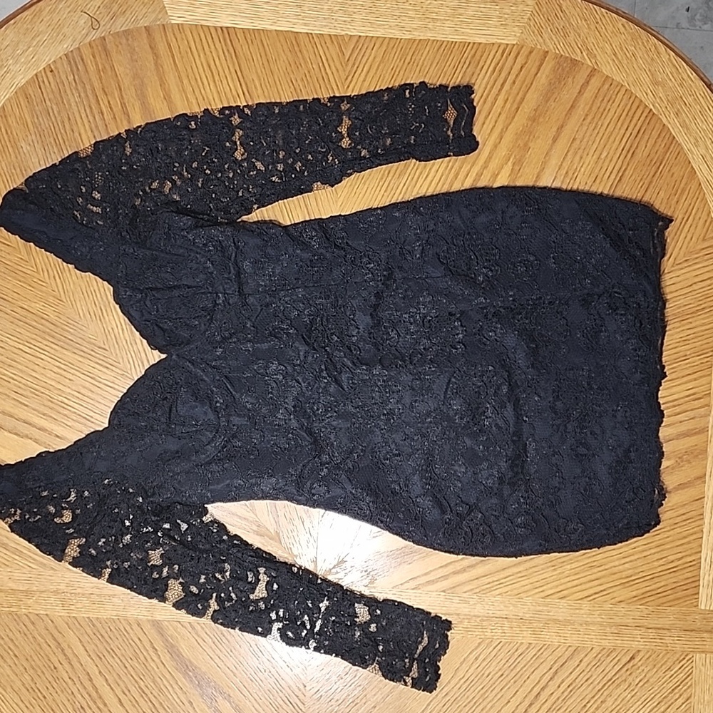 Moda Intel , black lace dress.